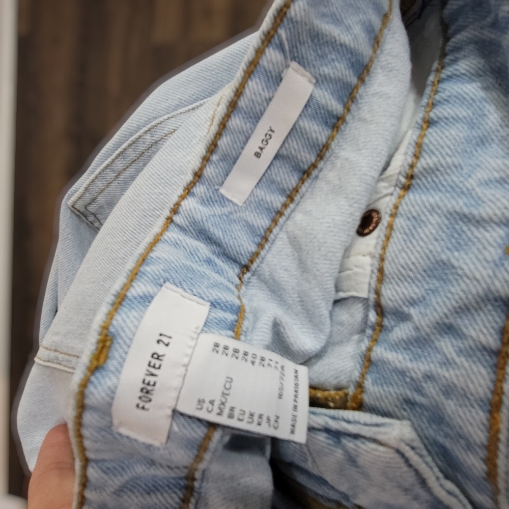 *NWT* FOREVER 21, Mid-rise, Baggy Fit, Wide Straight, Light Wash Denim , Sz 28 - Picture 4 of 6